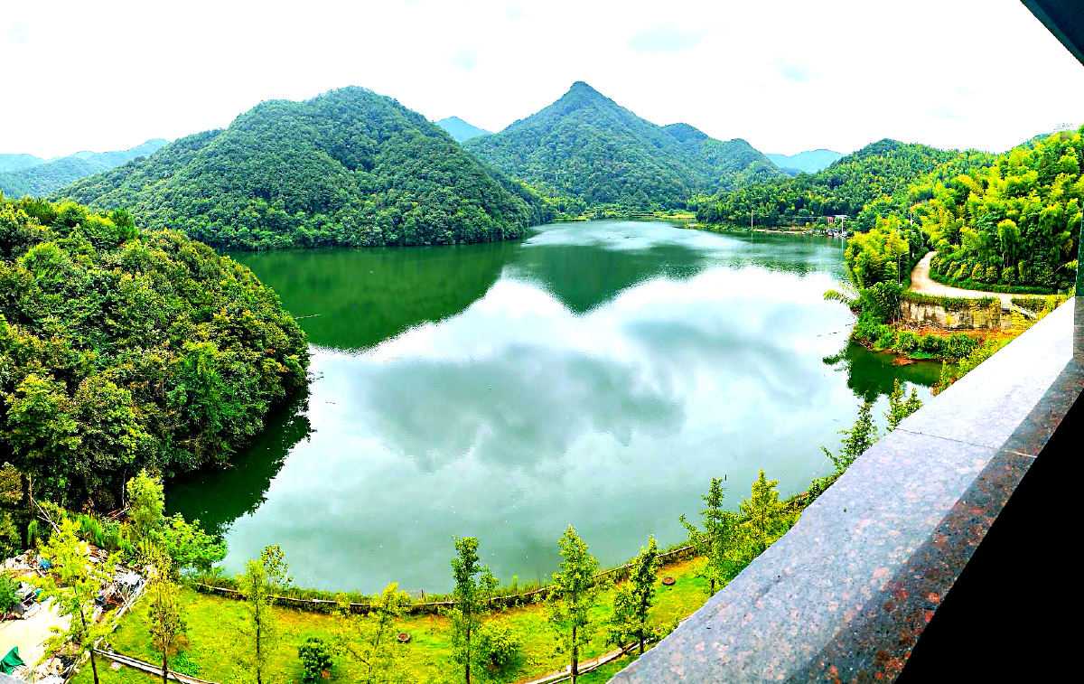 山和水的融合是静和动的搭配单调与精彩的结合也就组成了最美的风景在