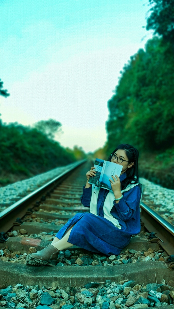 手机自拍铁路文艺女青年写真