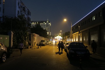 比邻闹市