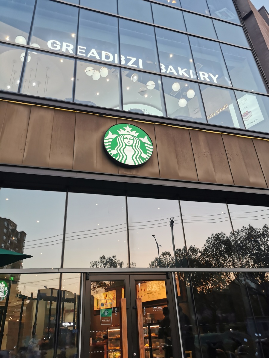 夜星巴克灯光五彩斑斓五光十色灯光星爸爸休闲商场