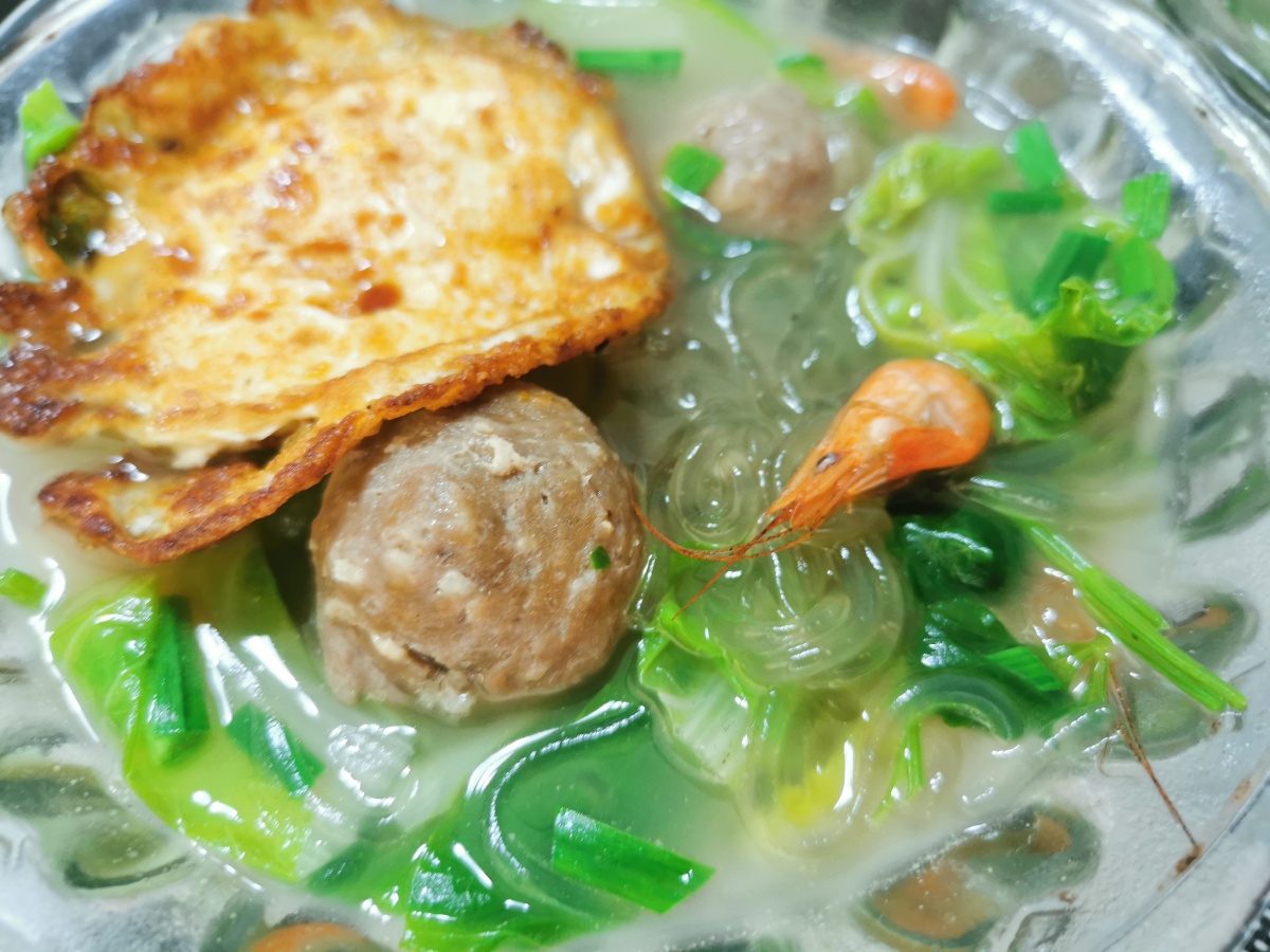 周末的早餐外焦里嫩荷包蛋粉丝煲