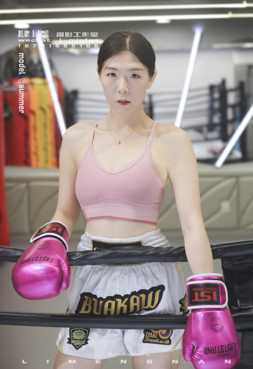 运动女生也可以性感和可爱拳击少女