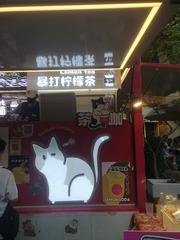 568792