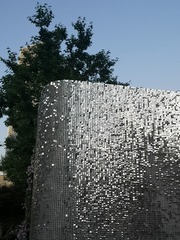 568701