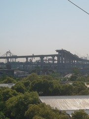568005