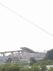 569477