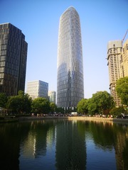 568667