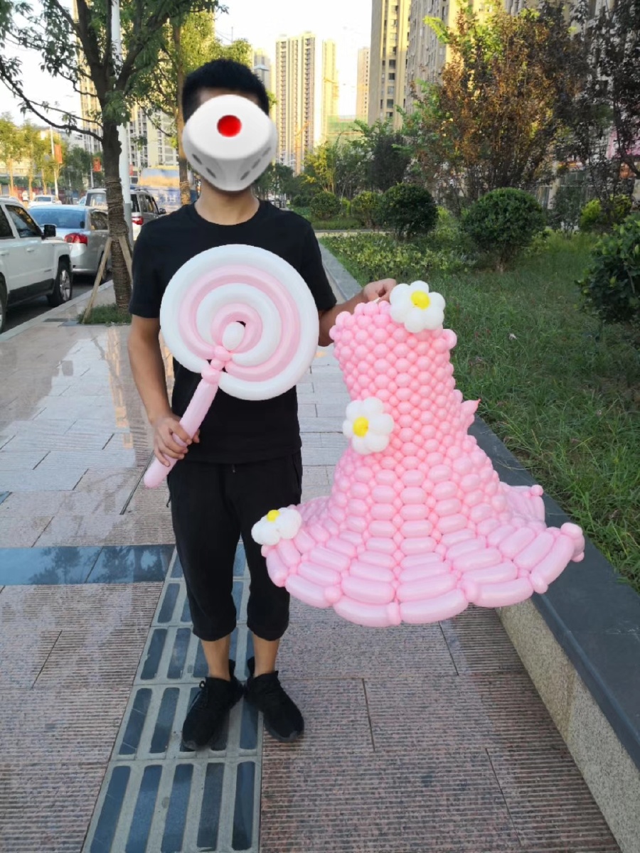 用气球做得裙子喜欢吗