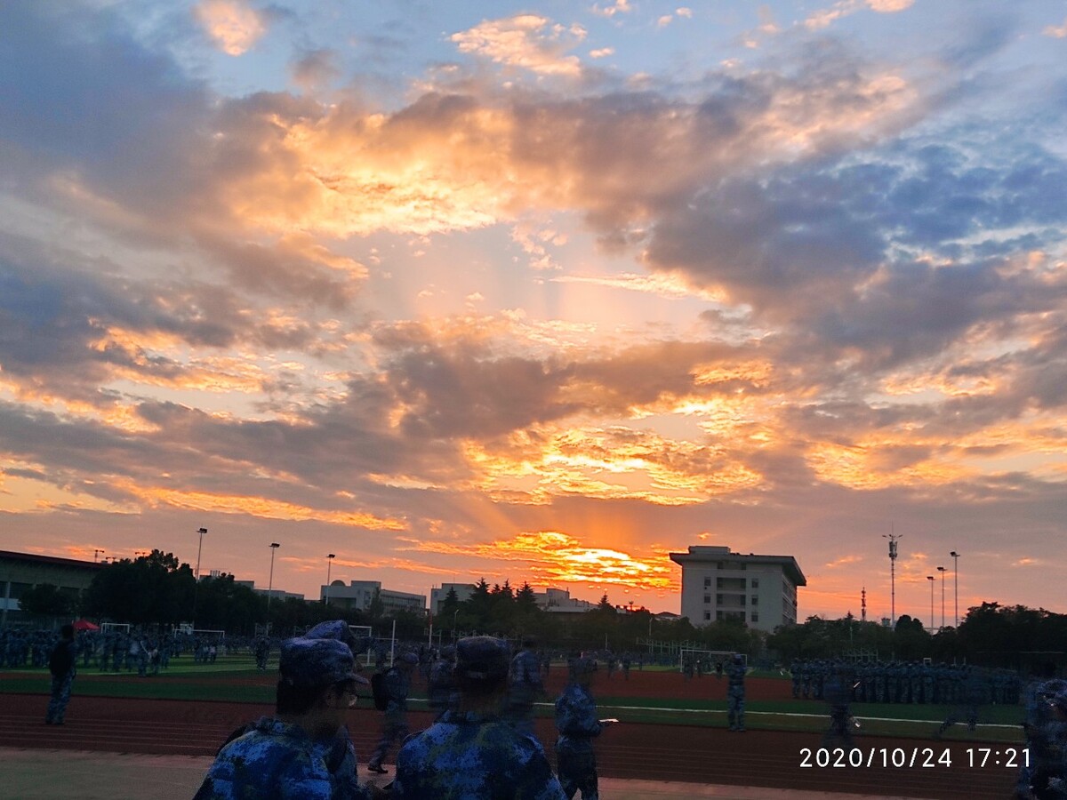 日光的余晖落在你的心上