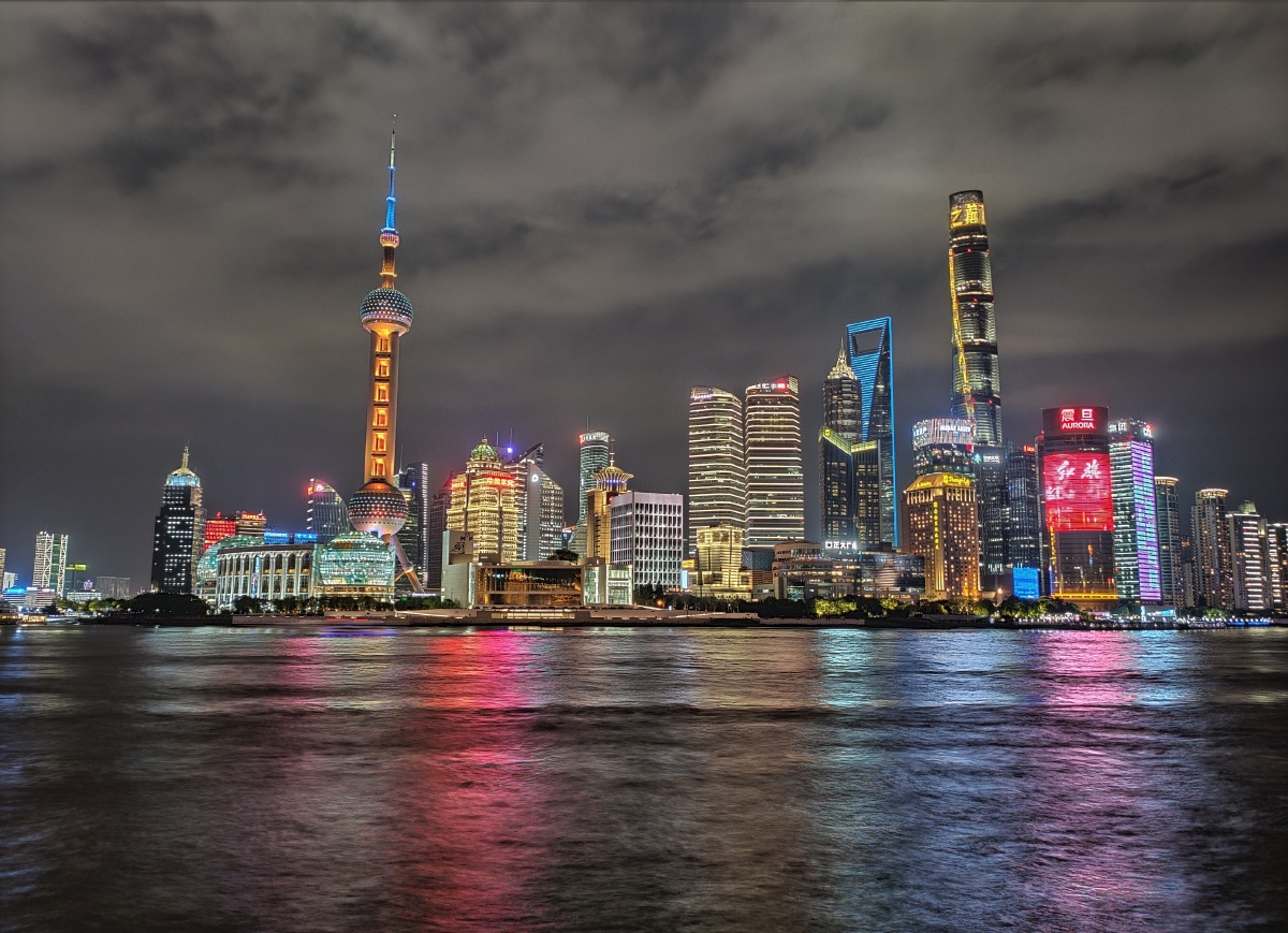 繁华的城市夜晚的上海