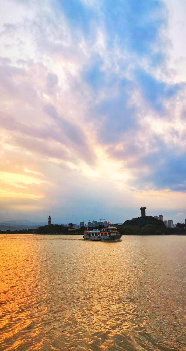 晚霞江心屿游船摄于温州市