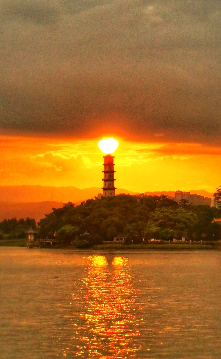 日落《江心屿》摄于温州市鹿城区望江路