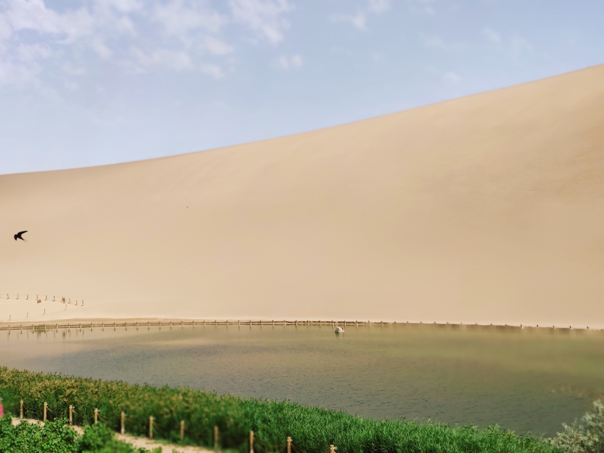 沙漠绿洲敦煌月牙泉自然奇迹沙漠之眼沙漠泉眼鸣沙山与月牙泉沙丘与