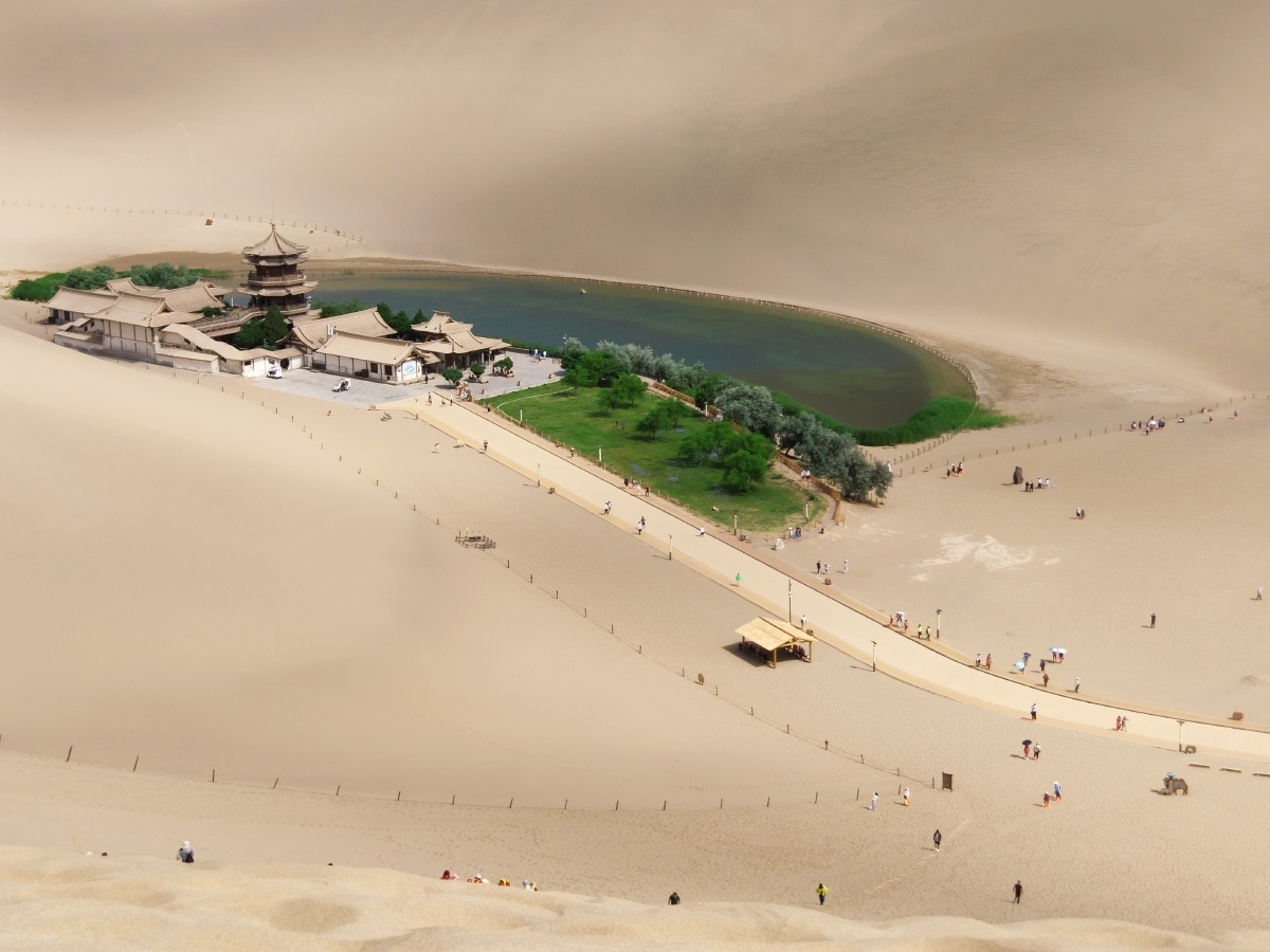 沙漠绿洲敦煌月牙泉自然奇迹沙漠之眼沙漠泉眼鸣沙山与月牙泉沙丘与