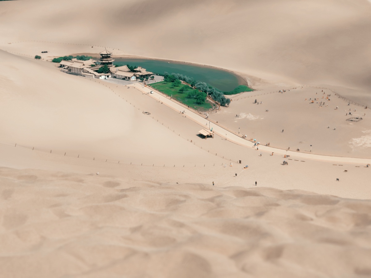 沙漠绿洲敦煌月牙泉自然奇迹沙漠之眼沙漠泉眼鸣沙山与月牙泉沙丘与