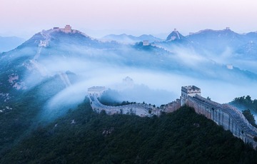 雾漫金山岭