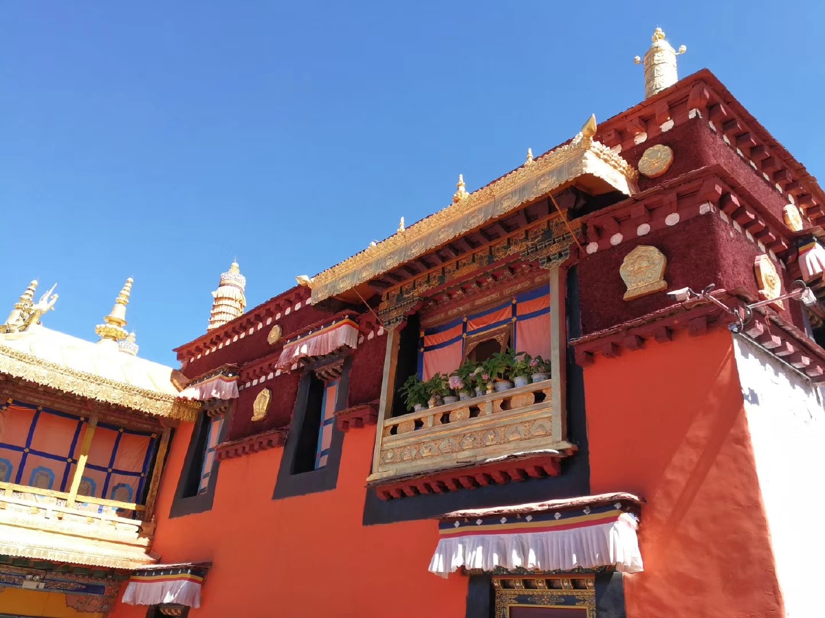 大昭寺位于拉萨老城区中心是一座藏传佛教寺院是藏王松赞干布建造拉萨