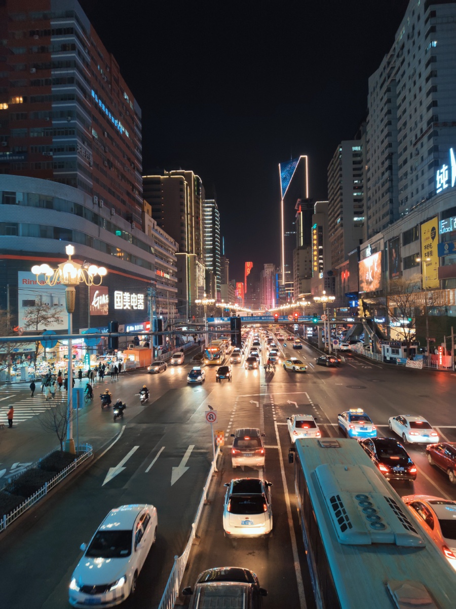新年越来越临近了.兰州街头