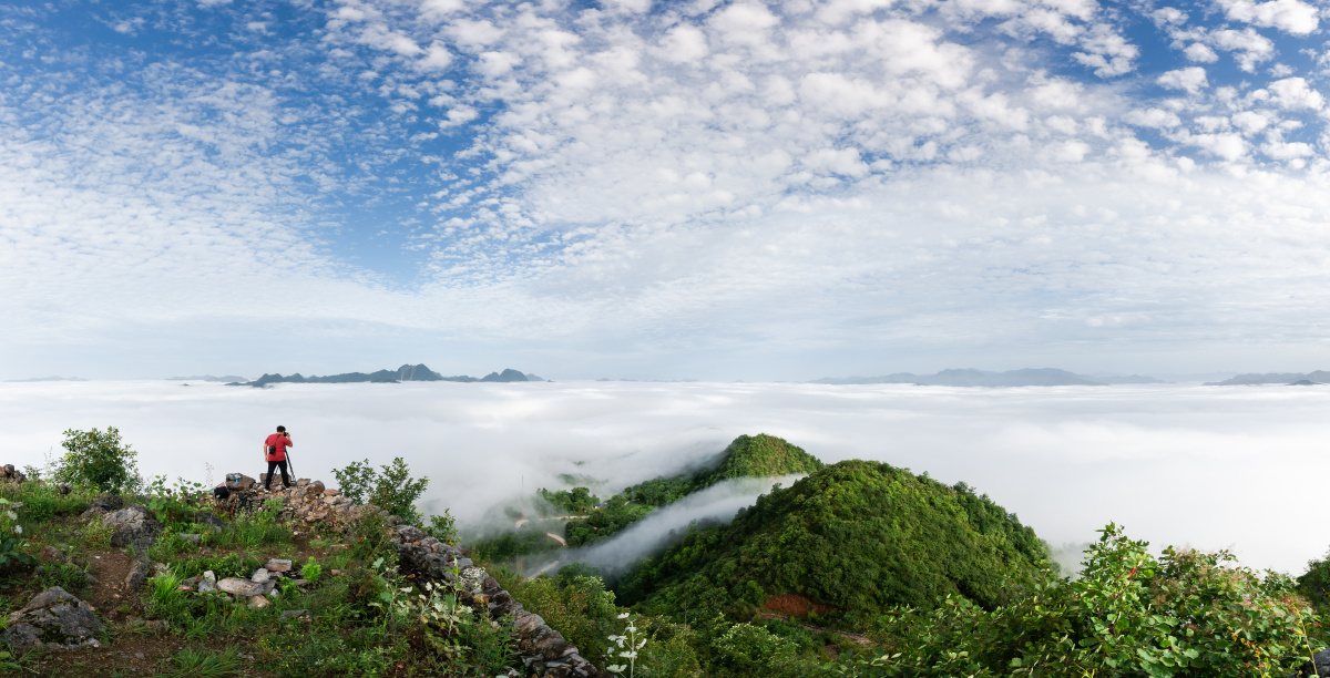 一组仲夏日出云海摄于陕西镇安塔云山海棠山