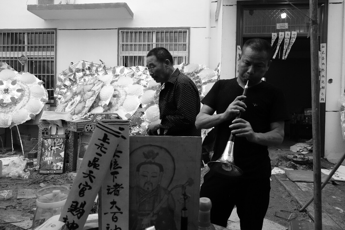 叙唱人生的甘苦，奉劝逝者安息，早登极乐。