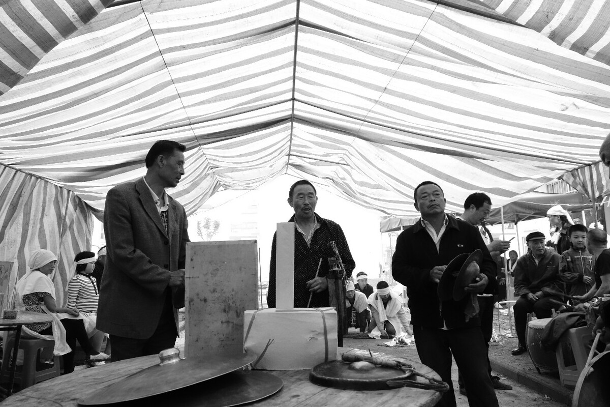 写孝章和祭文，即姻亲的祭拜顺序和逝者生平。