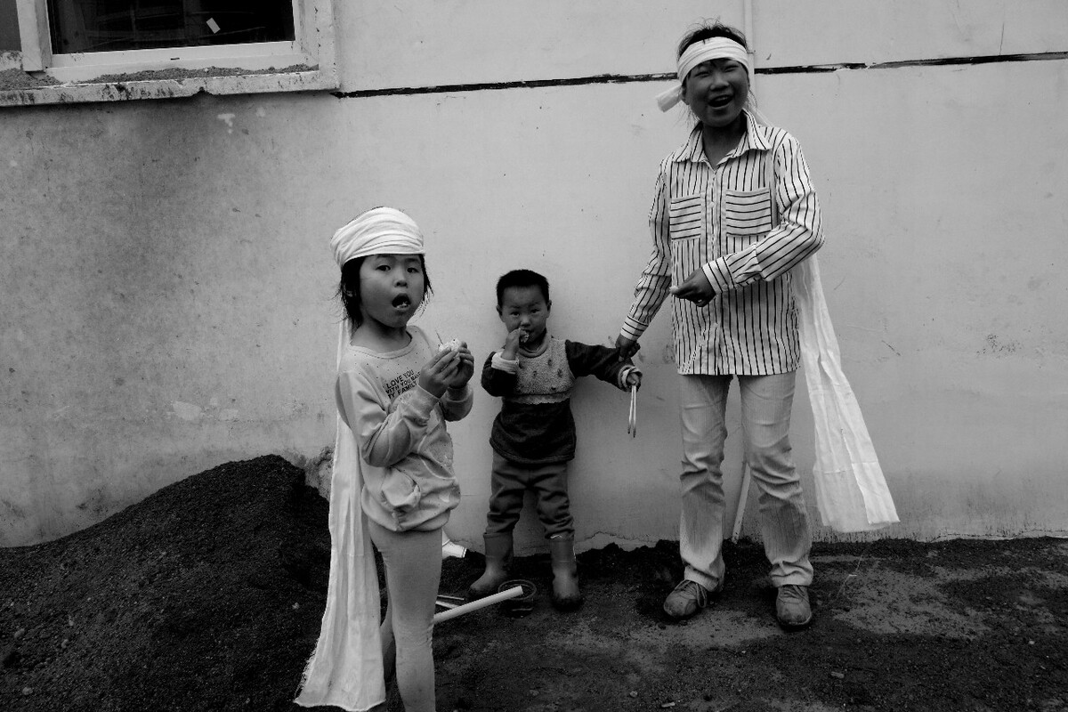 孩子们尽情玩耍。