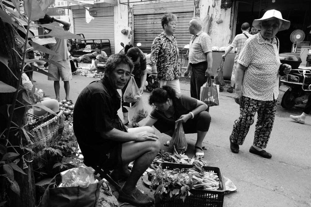 70岁的李大爷今天起得早,在菜市场占个好位置,高兴的合不拢嘴。2017年7月4日摄于信阳市羊山菜市场。