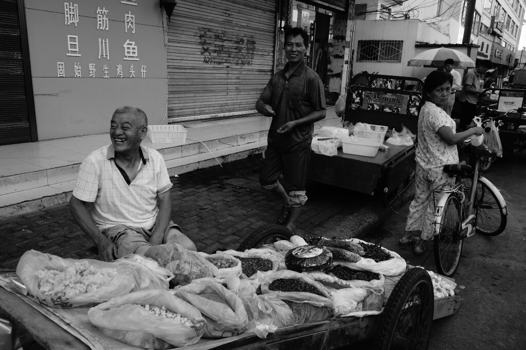 钟大爷不种菜了,每天在体彩广场附近卖调味品,子女不让他来,他说在家闲着也是闲着,他把卖调味品当成乐事。2017年7月20日摄于信阳市体彩广场。