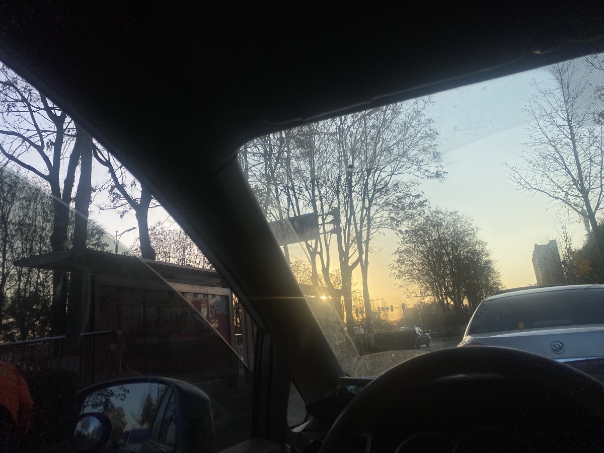 车窗里的落日余晖