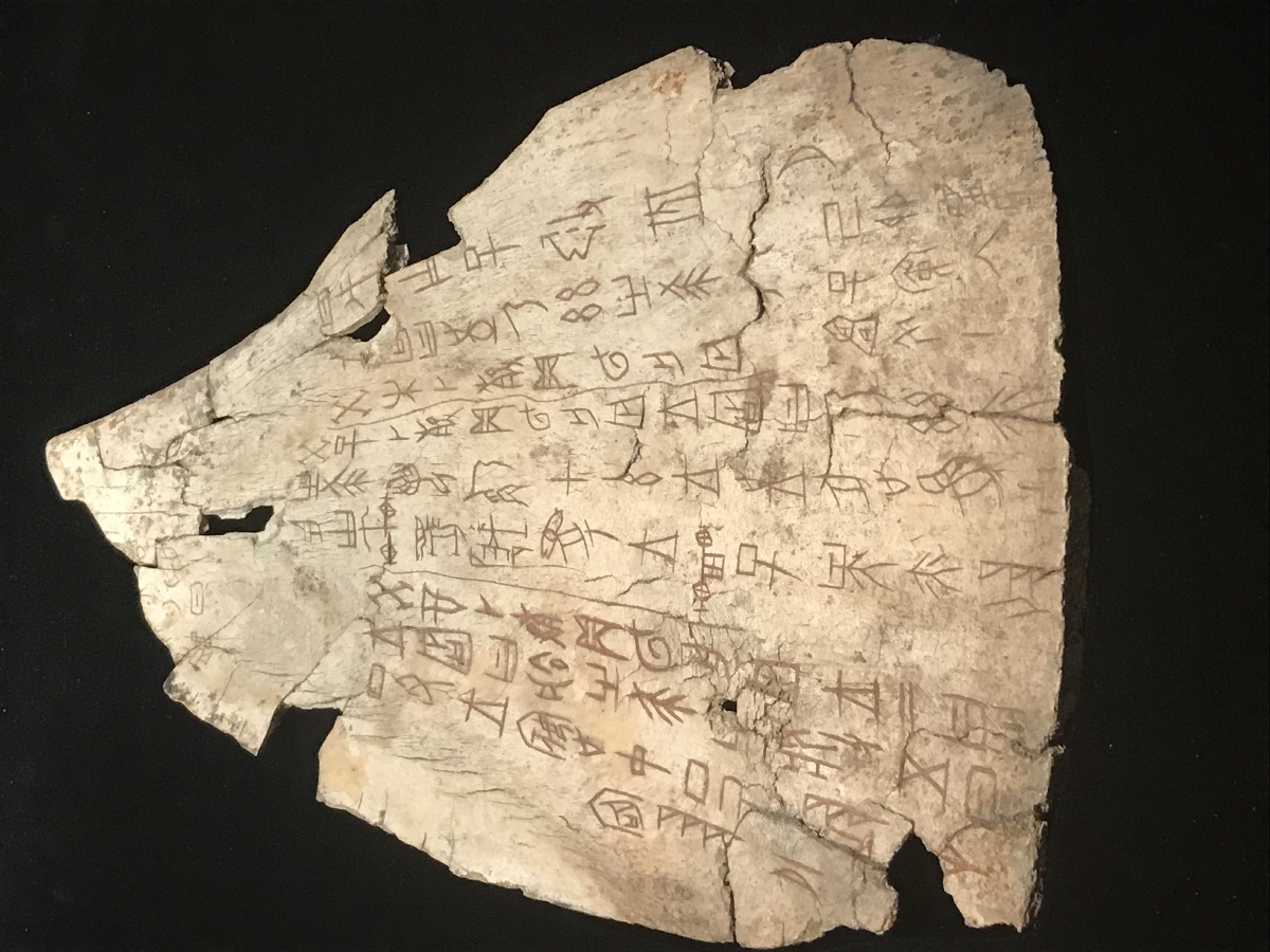 中国国家博物馆内,刻在骨片上的远古文字.2019年12月 - 无国界 - 图虫