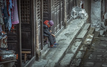 门口的老人
