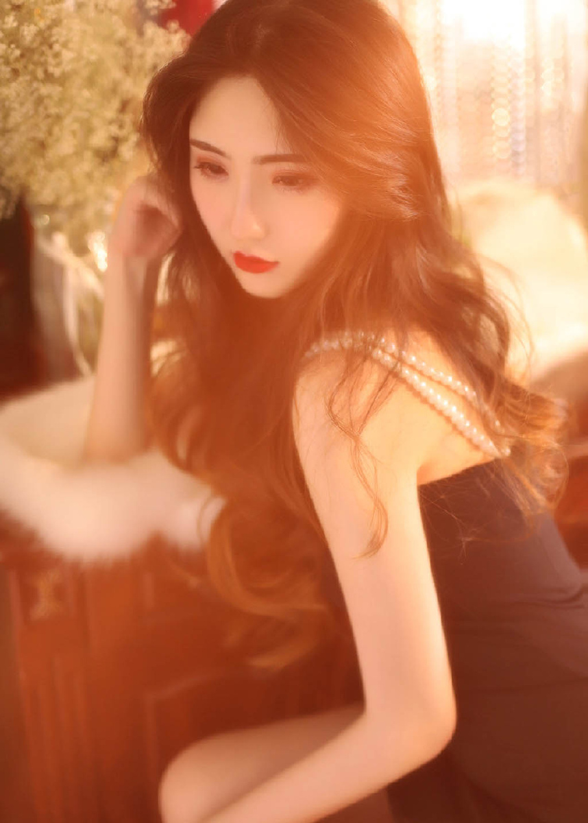 成熟御姐美女吊带裙性感妩媚写真