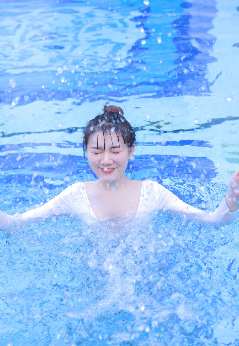 泳池美女白嫩火辣身材性感写真