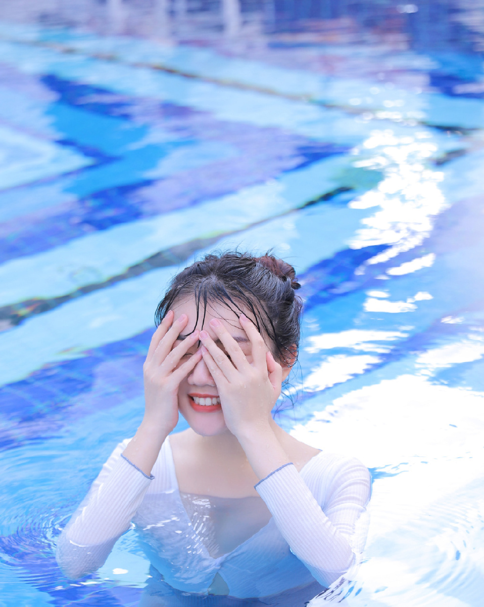 泳池美女白嫩火辣身材性感写真