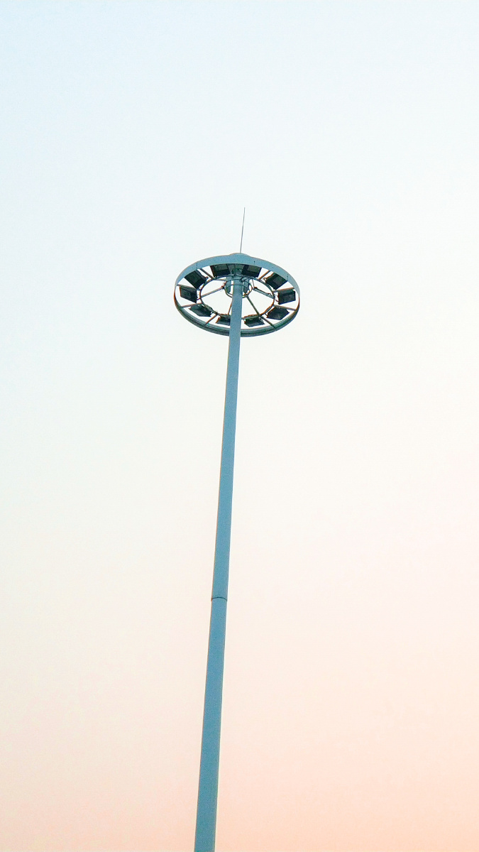 在镇上闲逛的时候看到文化广场还有这样一大灯