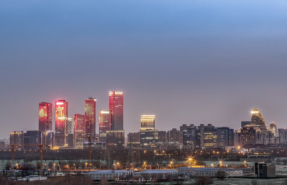 一个人留京过年，出租屋里抬头便是北京城的夜景，别有一番滋味，北京，你好。新年快乐