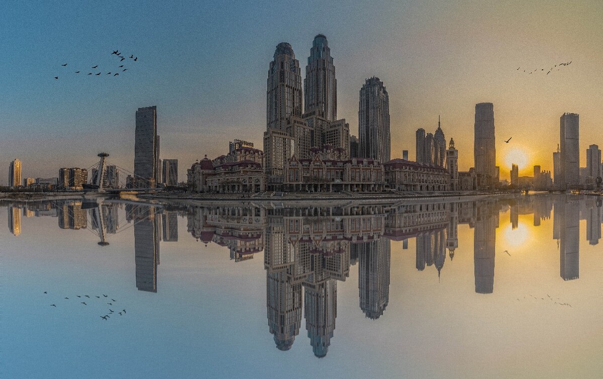 拍摄于天津火车站外，正逢日落时分，即刻按下了快门，由12张接片而成，后期统一了色调，调整了倒影，修图整整四个小时，最终成片。