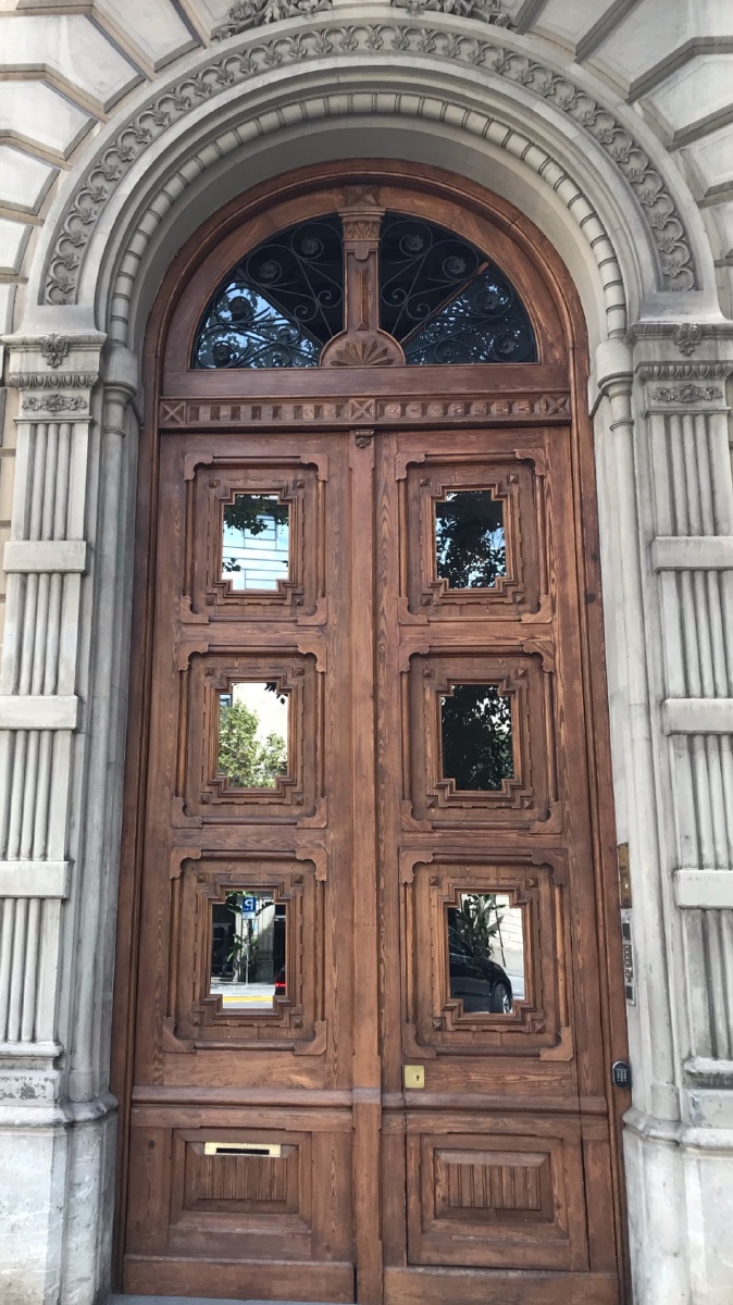 巴塞罗那街头的门