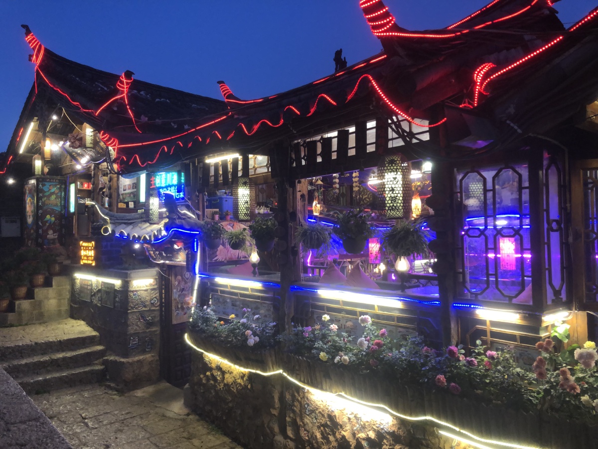 束河古镇夜景现代与古代的完美融合