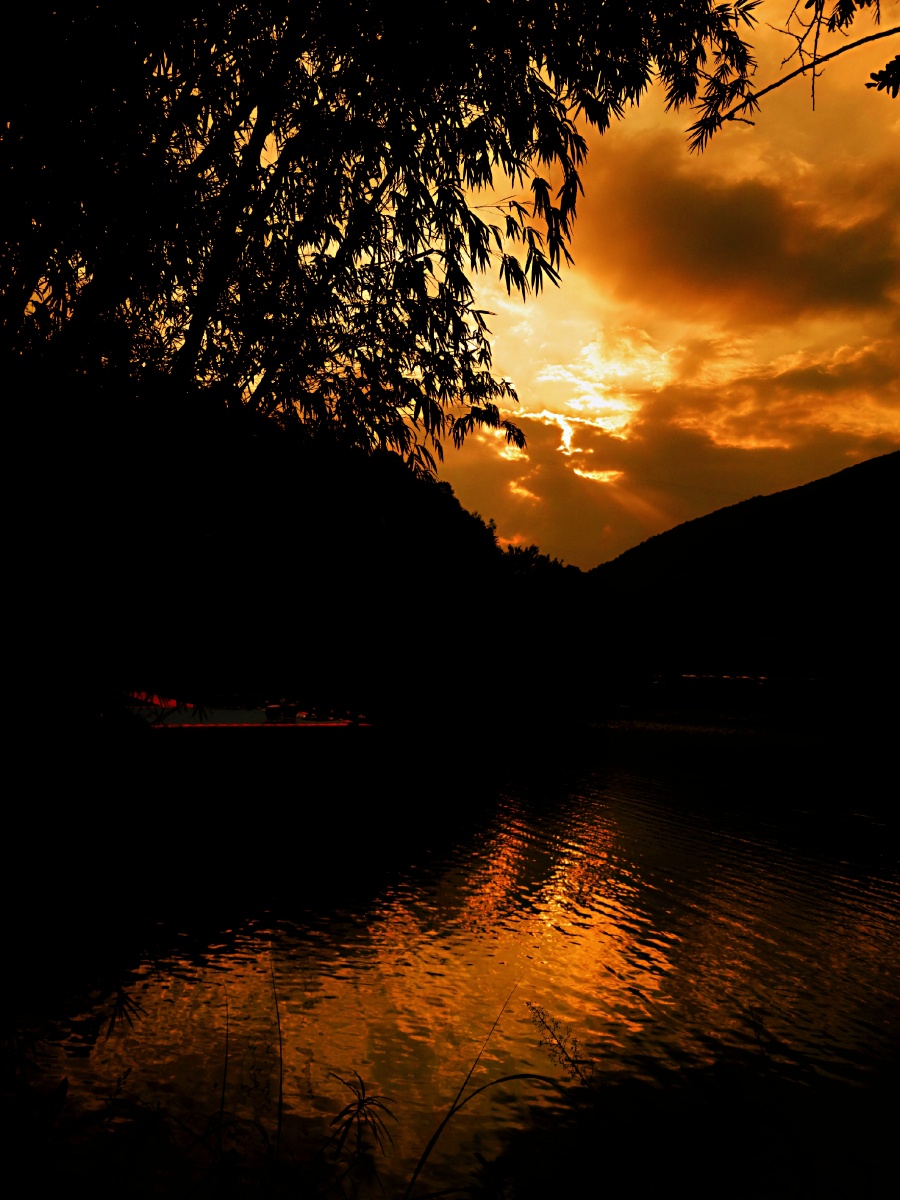 乡村晚景让人钟情的夕阳笼罩下的乡村美景