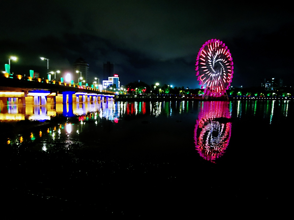 迷人的小东江之夜五彩缤纷的小东江夜色把茂名点缀得美丽极了