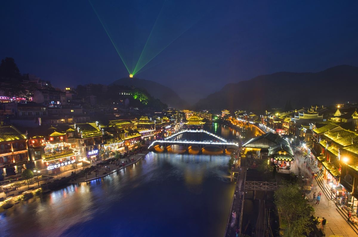 来着湖南湘西自治区的凤凰古城,这里不仅人美而且夜晚的风景格外好看.