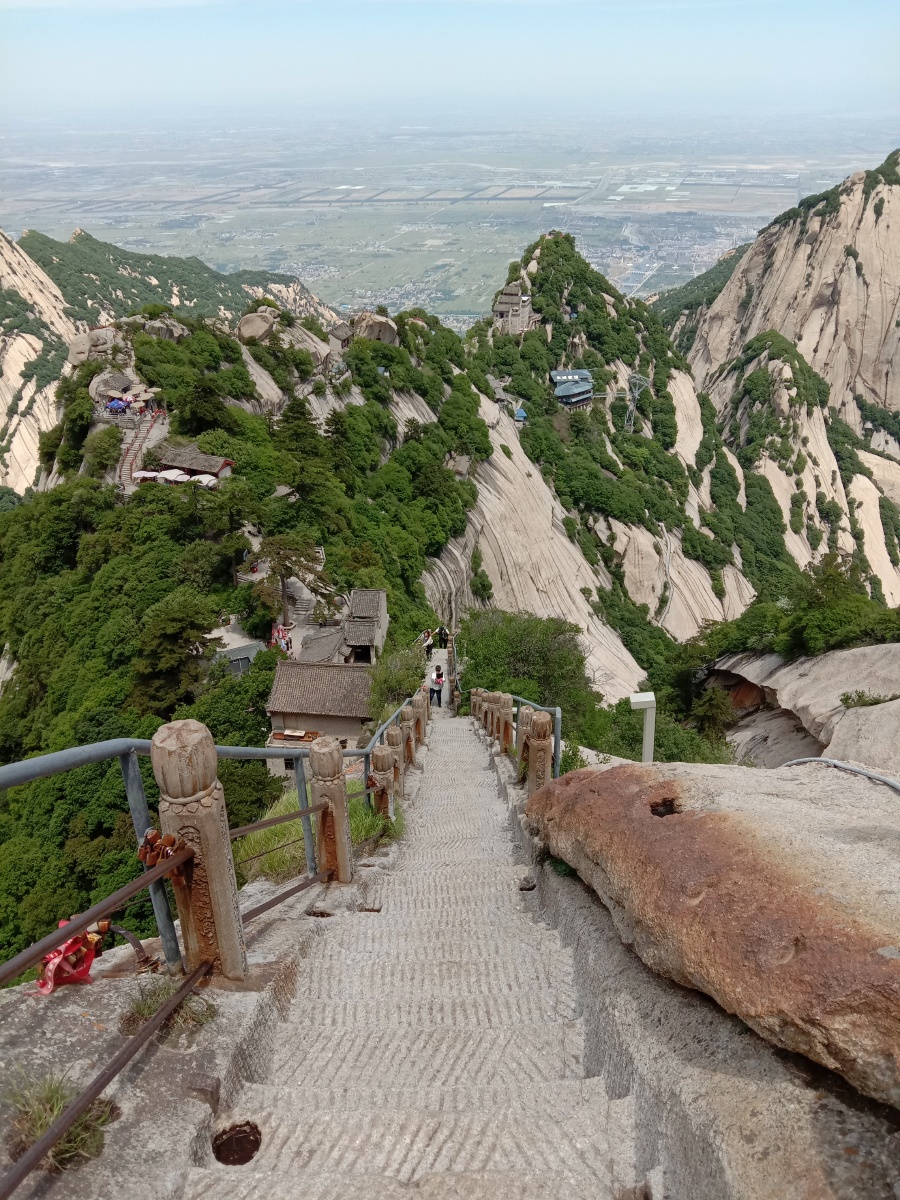 华山乃是中国五岳之一以险著称山峰千奇百怪直插云霄人们到了山顶就像