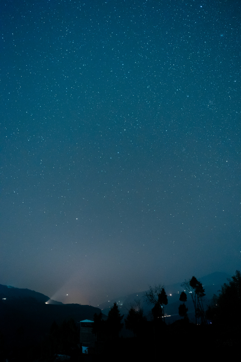 家乡的夜空,抬头依然可以看见满天繁星,恍如回到儿时,世界不曾改变