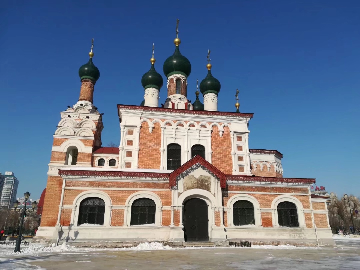 哈站旁边的伊维尔教堂,很有特色,看介绍是东正教建筑风格.