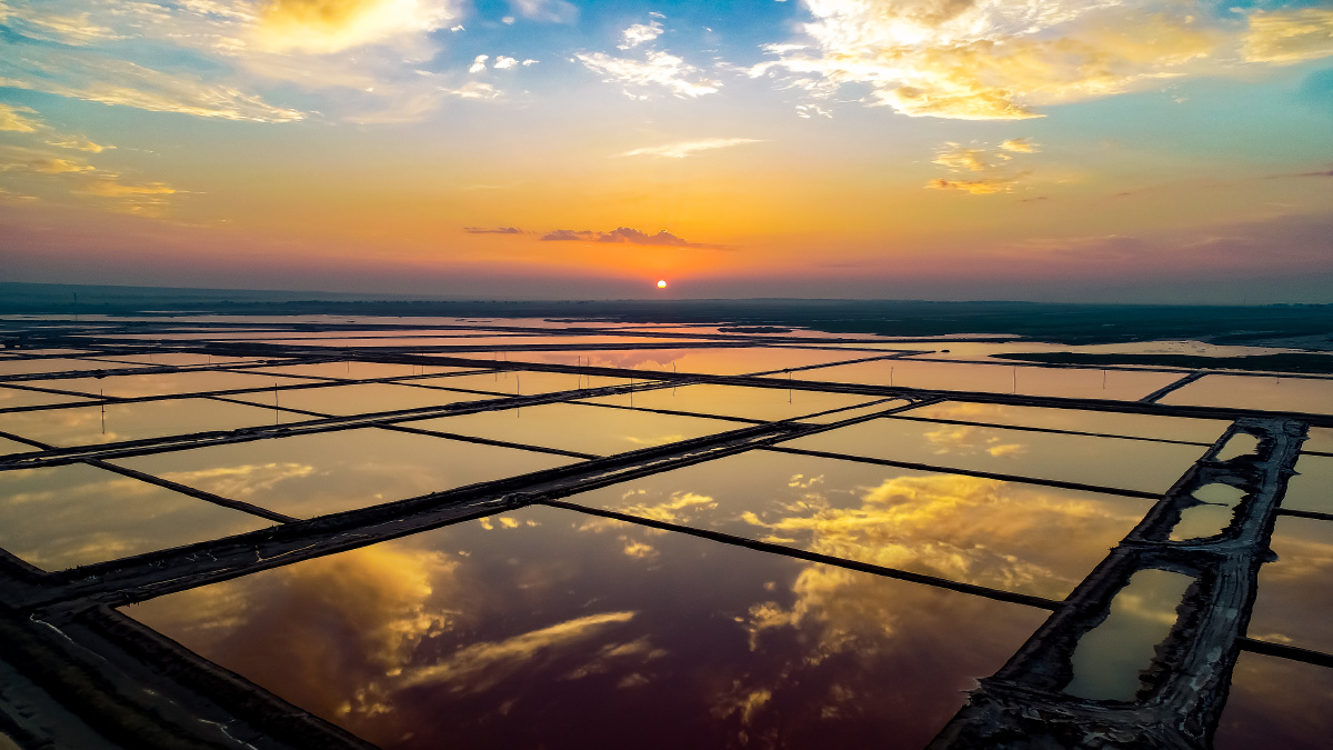 每年八九月份,是定边盐湖最迷人的时刻