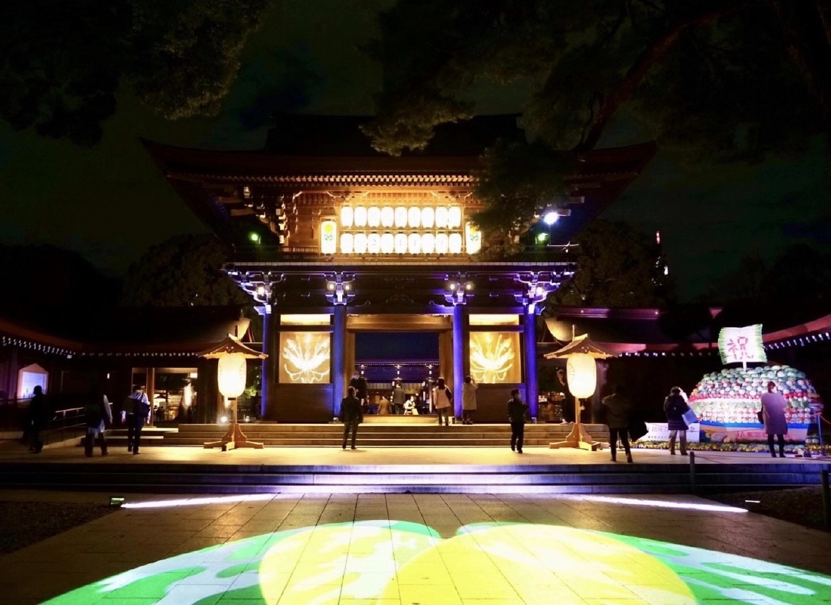 日本寺庙的夜色