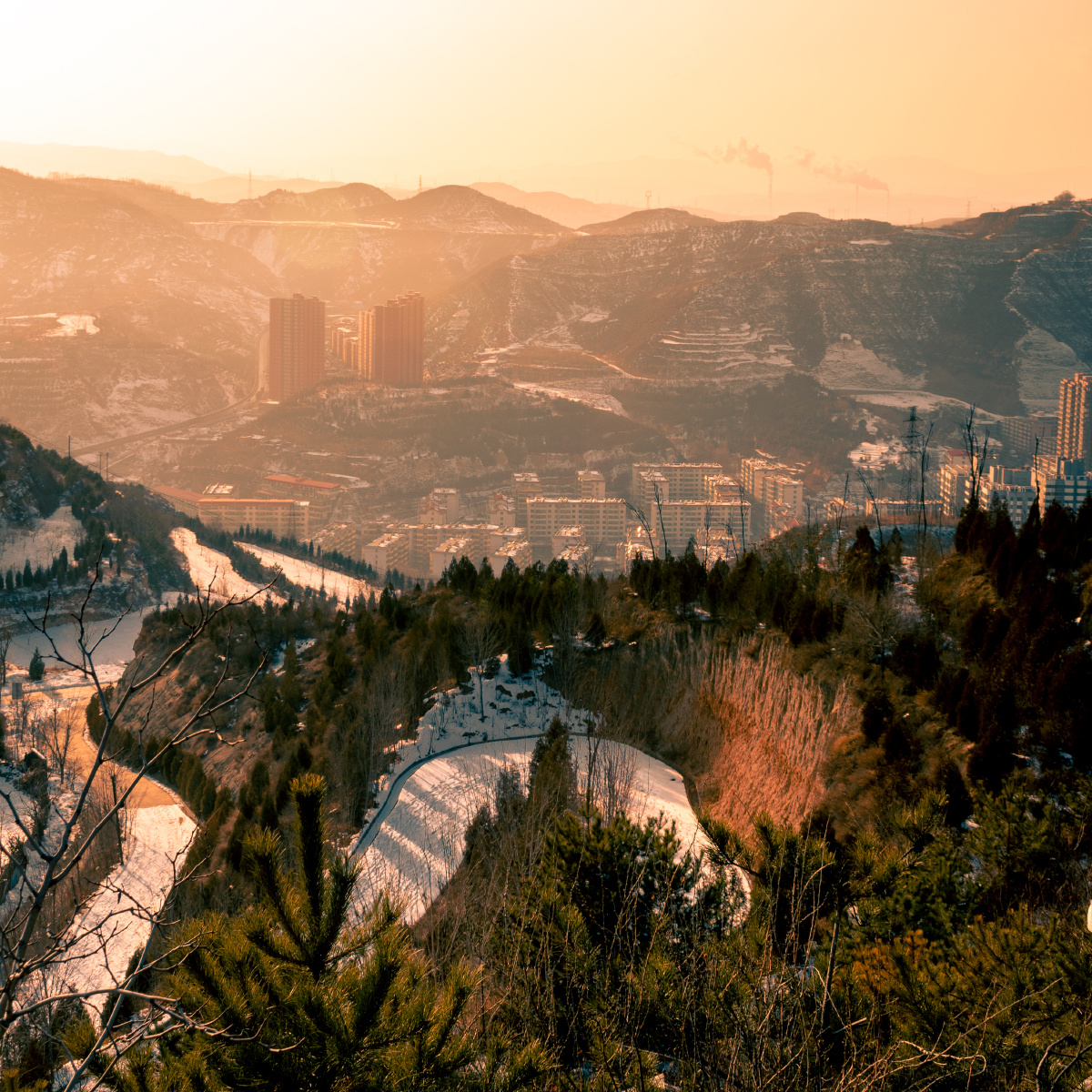 山西太原古交,坐落在汾河河谷中央,一个三面环山的小镇.