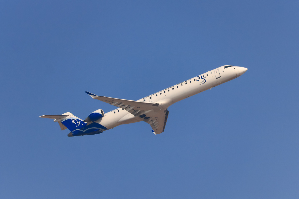 上海航空青岛仰拍飞机素材仰拍客机仰拍飞机华夏航空乌鲁木齐航空