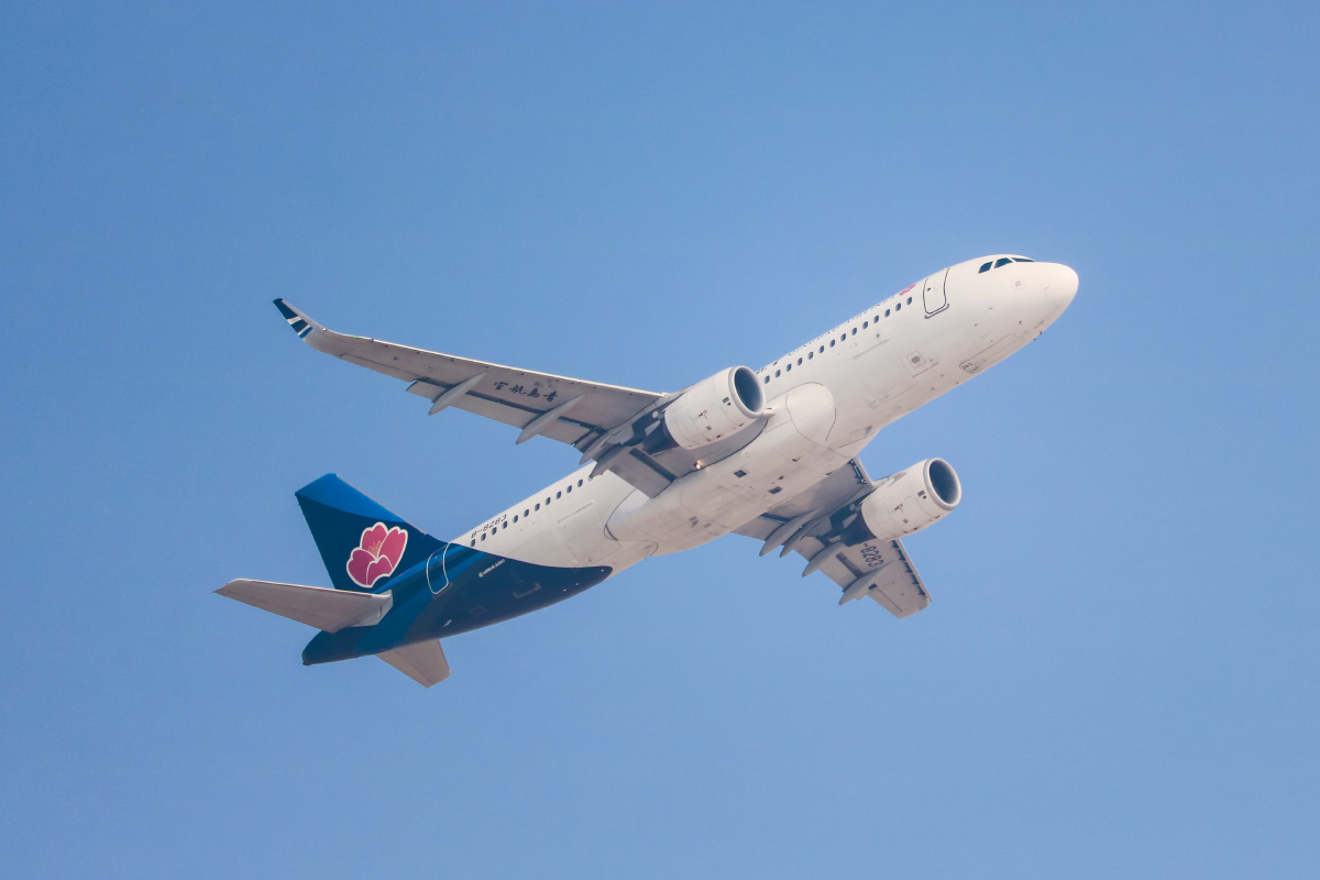 涂装上海航空青岛仰拍中国飞机广西北部湾航空logo飞机起飞仰拍飞机